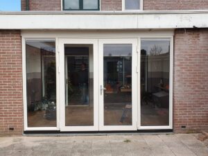 grote-openslaande-deuren-met-zijlichten